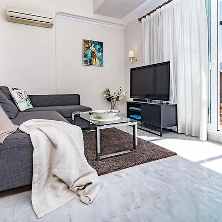 Spacious 2 Bedroom In Puerto Banus With A Private Terrace And Mountain Views Lejlighed *