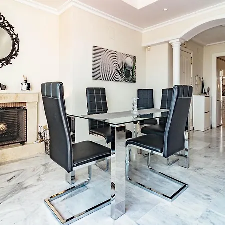 Spacious 2 Bedroom In Puerto Banus With A Private Terrace And Mountain Views Апартаменты *