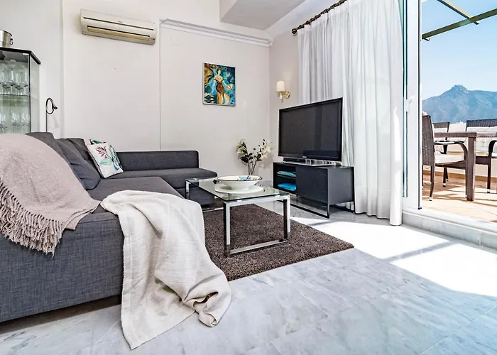 Spacious 2 Bedroom In Puerto Banus With A Private Terrace And Mountain Views Lejlighed *